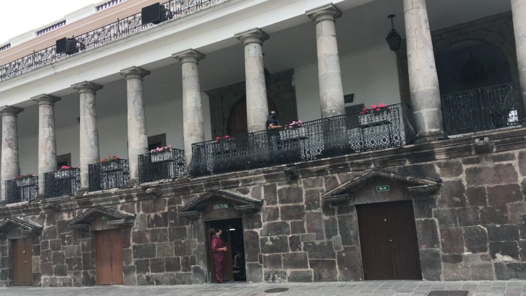 Geschlossen wegen COVID: die Souvenirläden am Präsidentenpalast in Quito