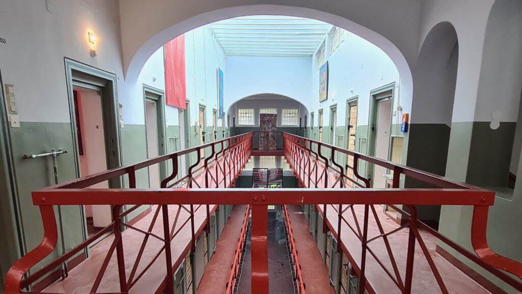 Wandeln von Zelle zu Zelle: Die Atelierräume im früheren Männertrakt (c) Janina Atmadi