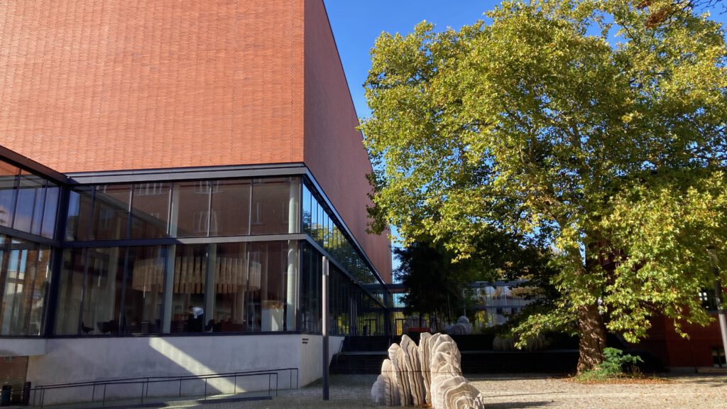 Ankommen am Bundesarchiv in Lichterfelde: Blick auf den Eingangsbereich im neuen Magazingebäude | (c) Benita Schauer