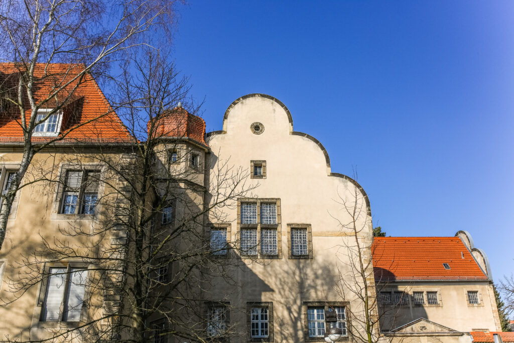 Villa oder Haftanstalt? Unauffällig passten sich Amtsgericht und Gefängnis an ihre Umgebung im Stadtteil Berlin Lichterfelde an (c) Soeht 7