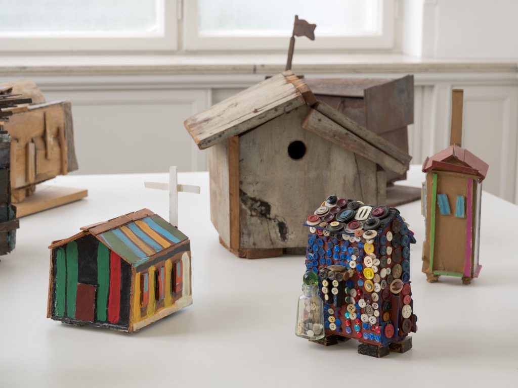 Installationsansicht Beverly Buchanan. Weathering mit Ima-Abasi Okon, Haus am Waldsee, 2025 (c) Julian Blum