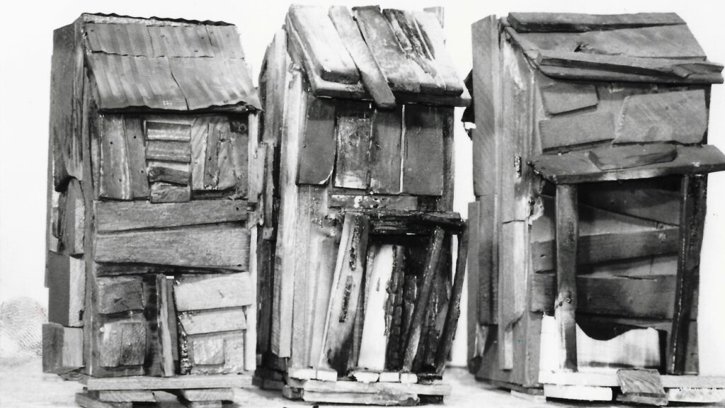 Beverly Buchanan, Three Families (A Memorial Piece with Scars) [with legend], 1989, Fotodruck auf Papier, 10x23 cm, Courtesy of the Estate of Beverly Buchanan und Andrew Edlin Gallery, New York