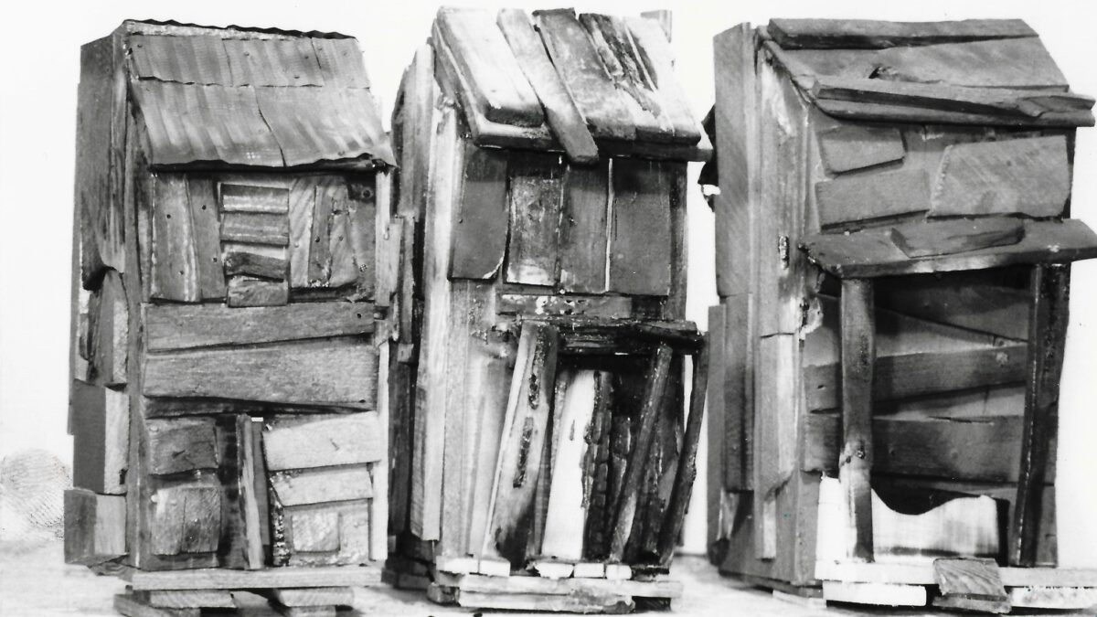 Beverly Buchanan, Three Families (A Memorial Piece with Scars) [with legend], 1989, Fotodruck auf Papier, 10x23 cm, Courtesy of the Estate of Beverly Buchanan und Andrew Edlin Gallery, New York