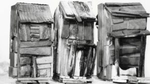 Beverly Buchanan, Three Families (A Memorial Piece with Scars) [with legend], 1989, Fotodruck auf Papier, 10x23 cm, Courtesy of the Estate of Beverly Buchanan und Andrew Edlin Gallery, New York